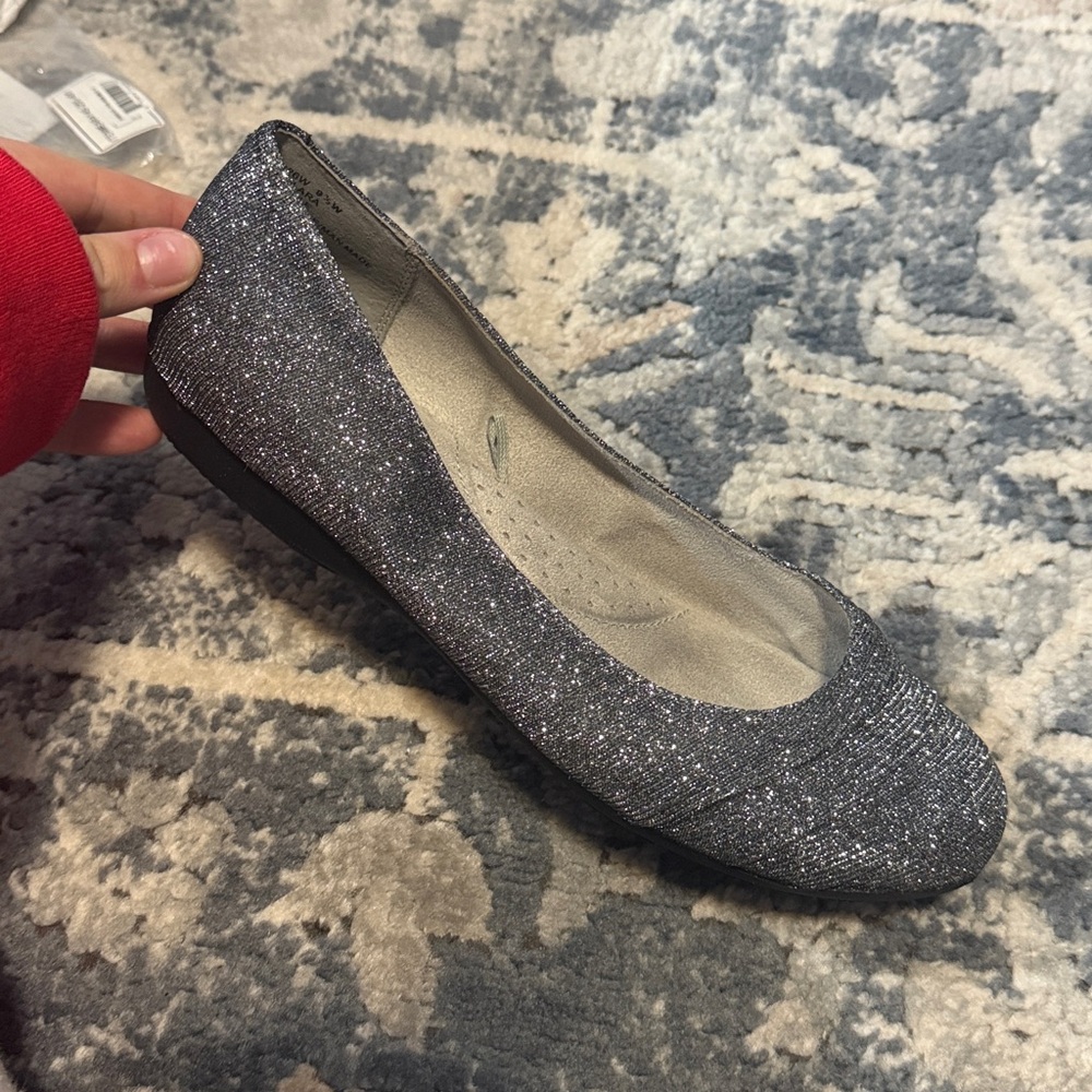 Cliffs by White Mountain Women’s Cheryl Silver Ballet Flats - Picture 3 of 7